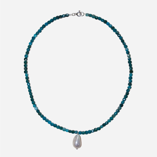 naszyjnik z niebieskimi kamieniami  i jedną perłą