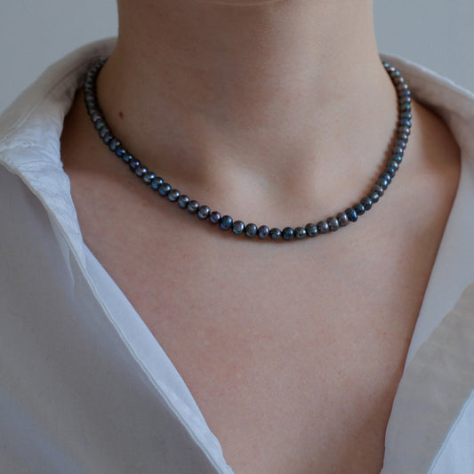 naszyjnik z szarą okrągłą perłą