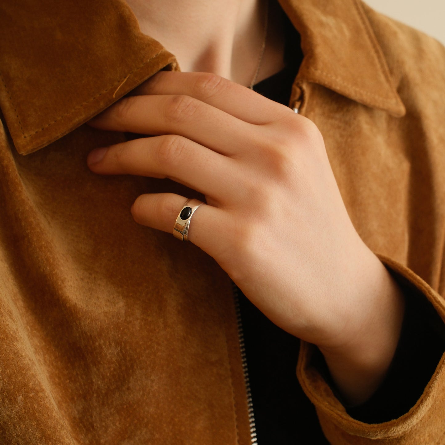 Obrączka srebrna z owalnym kamieniem