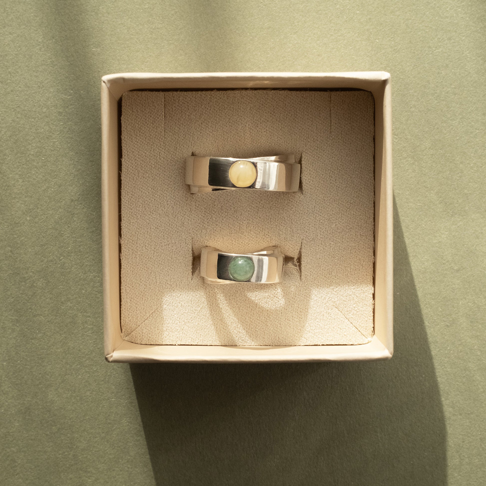 obrączki srebrne z awenturynem w pudełku na prezent