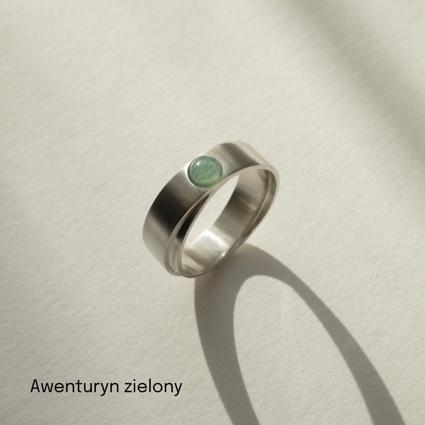 Obrączka srebrna z okrągłym kamieniem