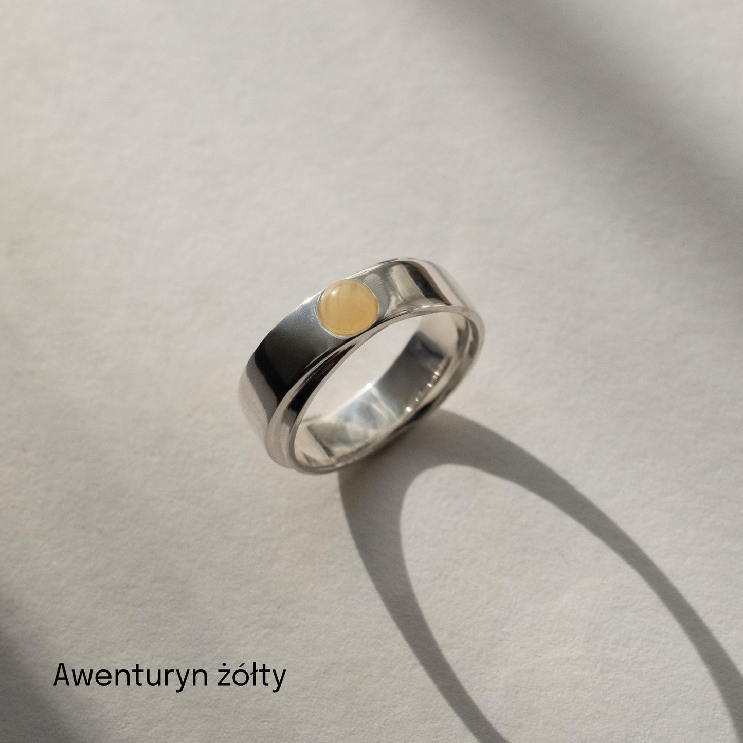 Obrączka srebrna z okrągłym kamieniem