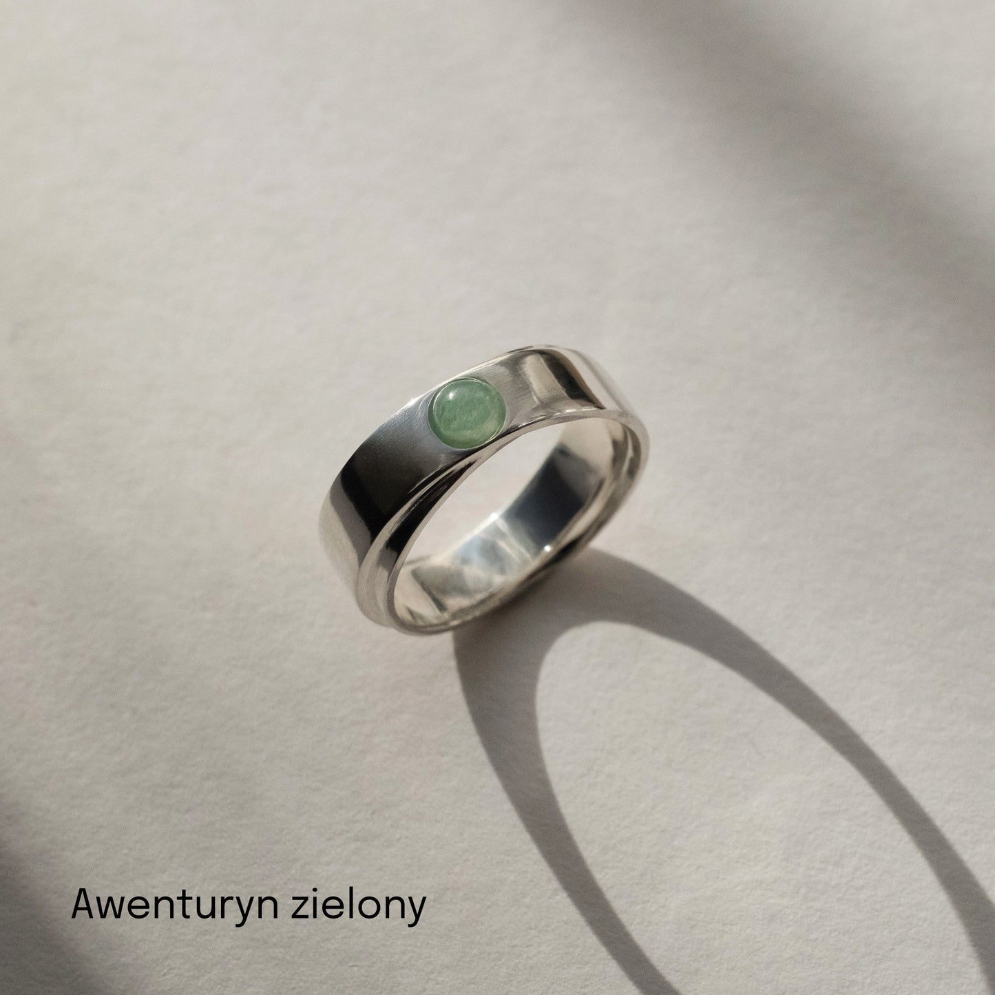 Obrączka srebrna z okrągłym kamieniem