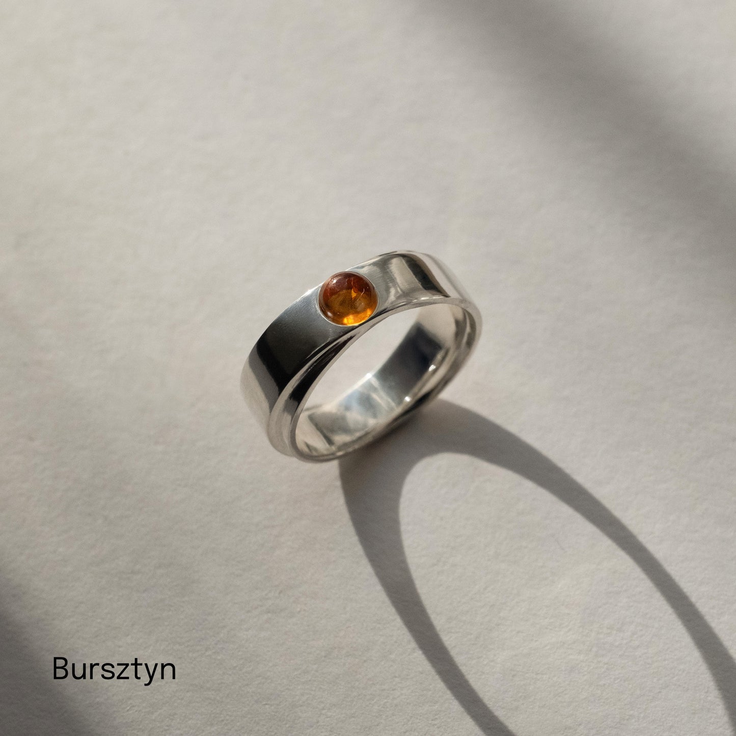 Obrączka srebrna z okrągłym kamieniem