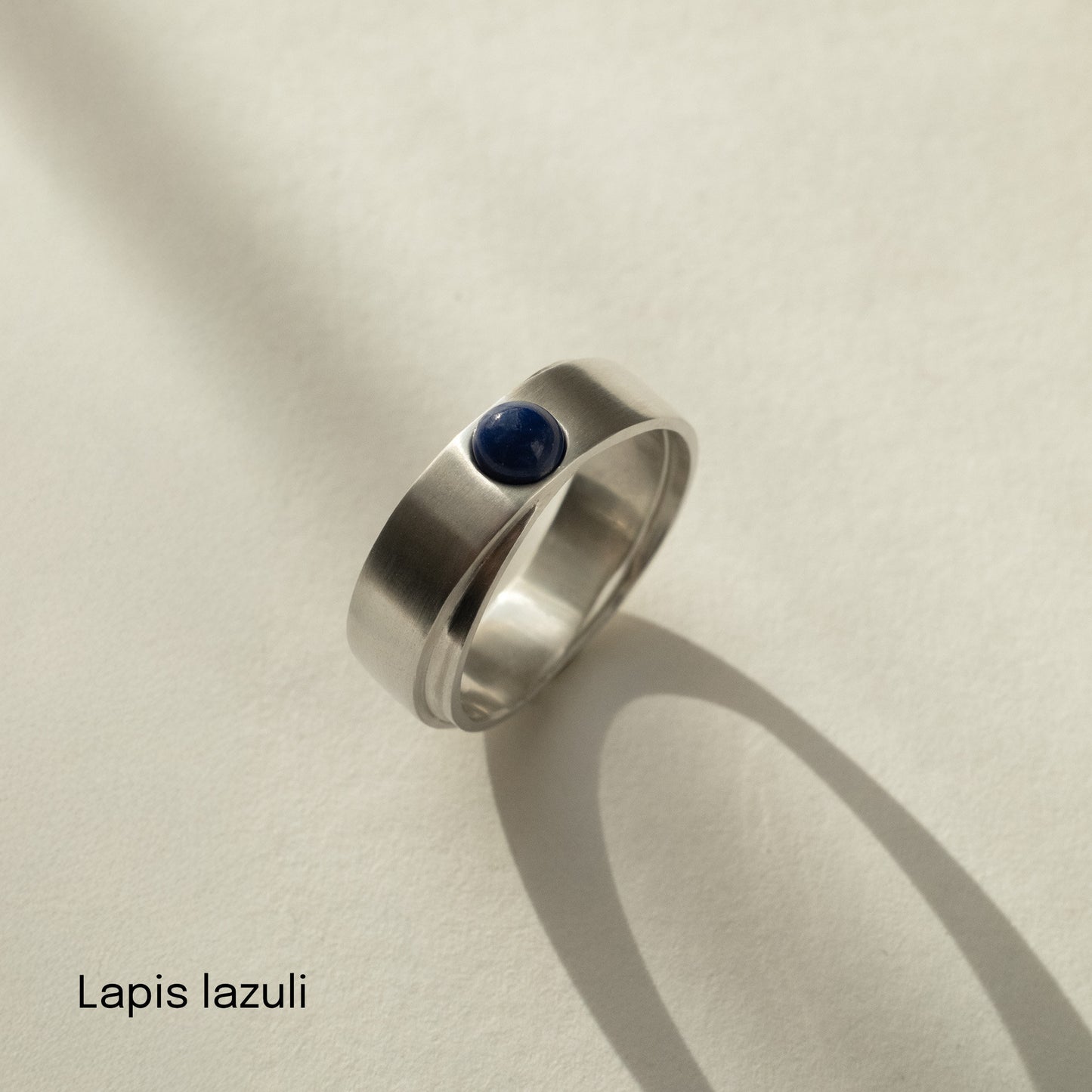 Obrączka srebrna z okrągłym kamieniem