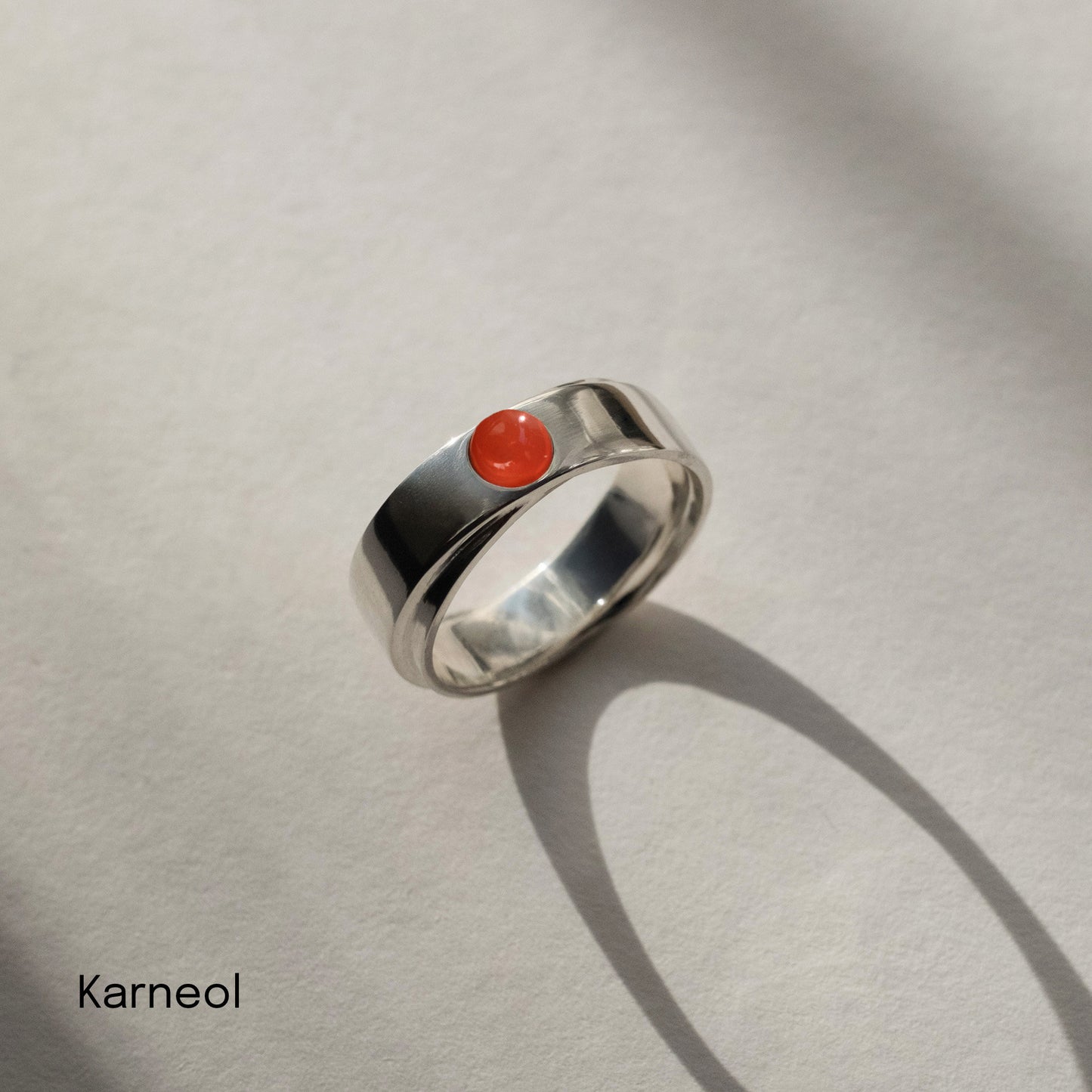 Obrączka srebrna z okrągłym kamieniem