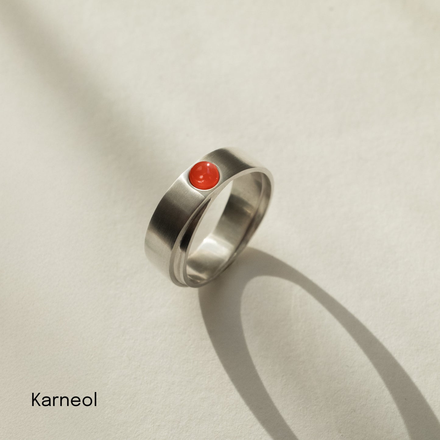 Obrączka srebrna z okrągłym kamieniem