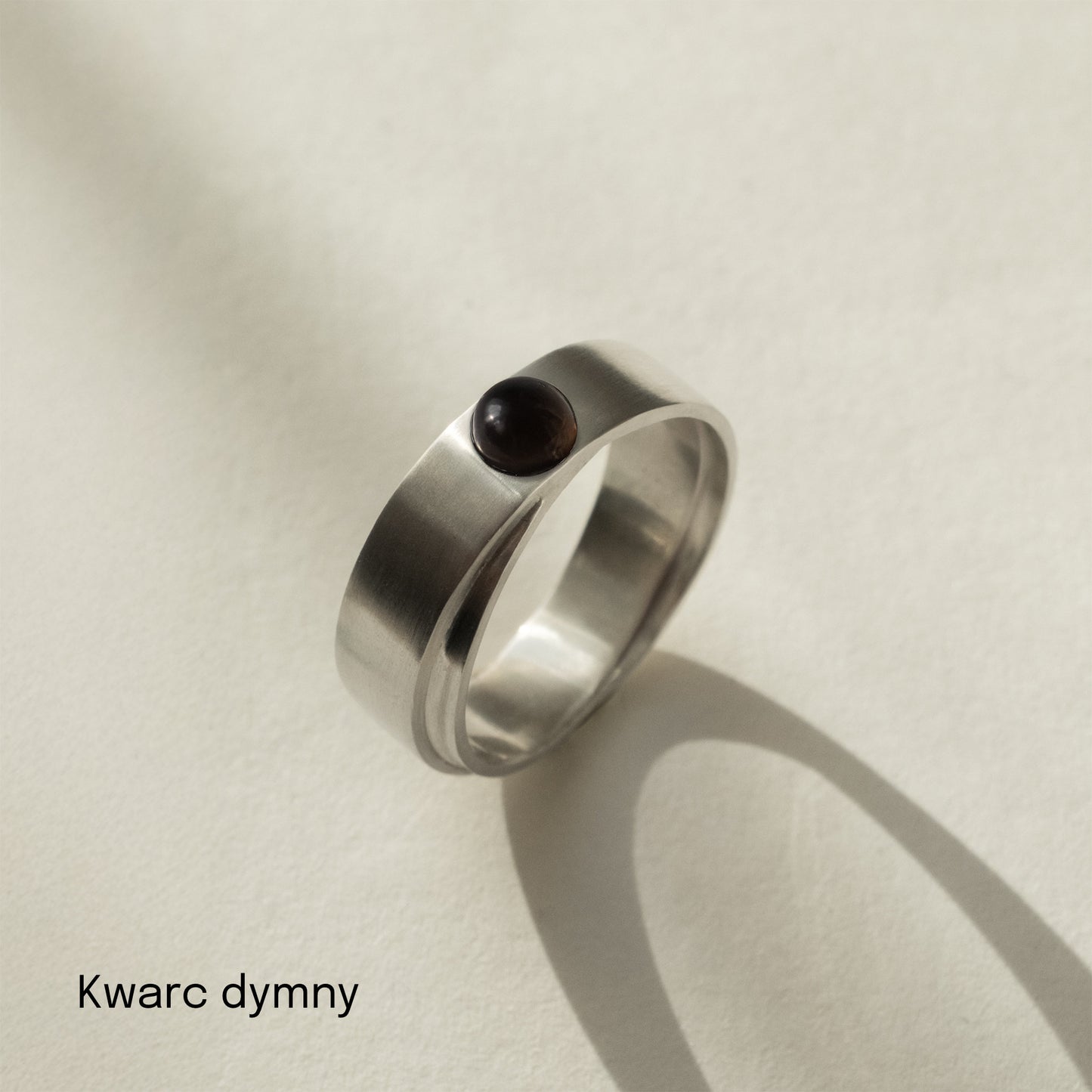 Obrączka srebrna z okrągłym kamieniem