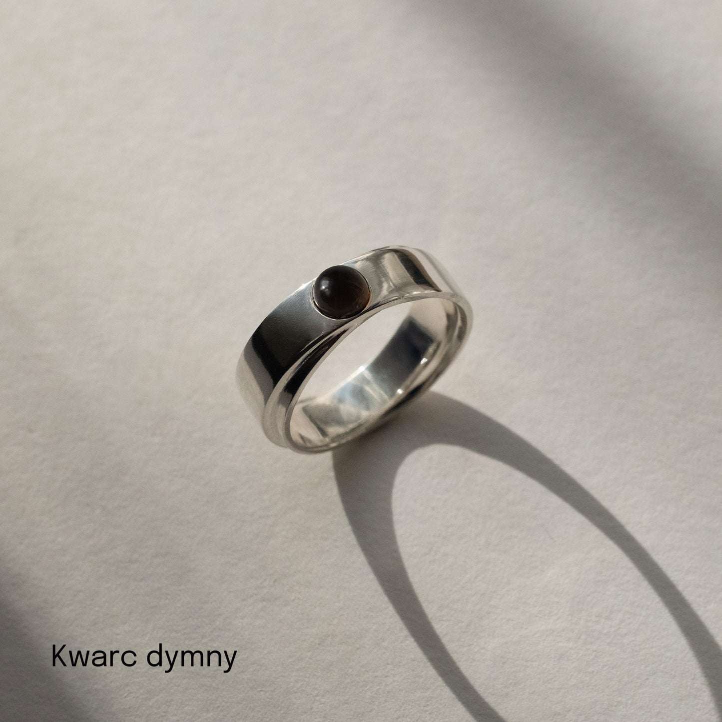 Obrączka srebrna z okrągłym kamieniem