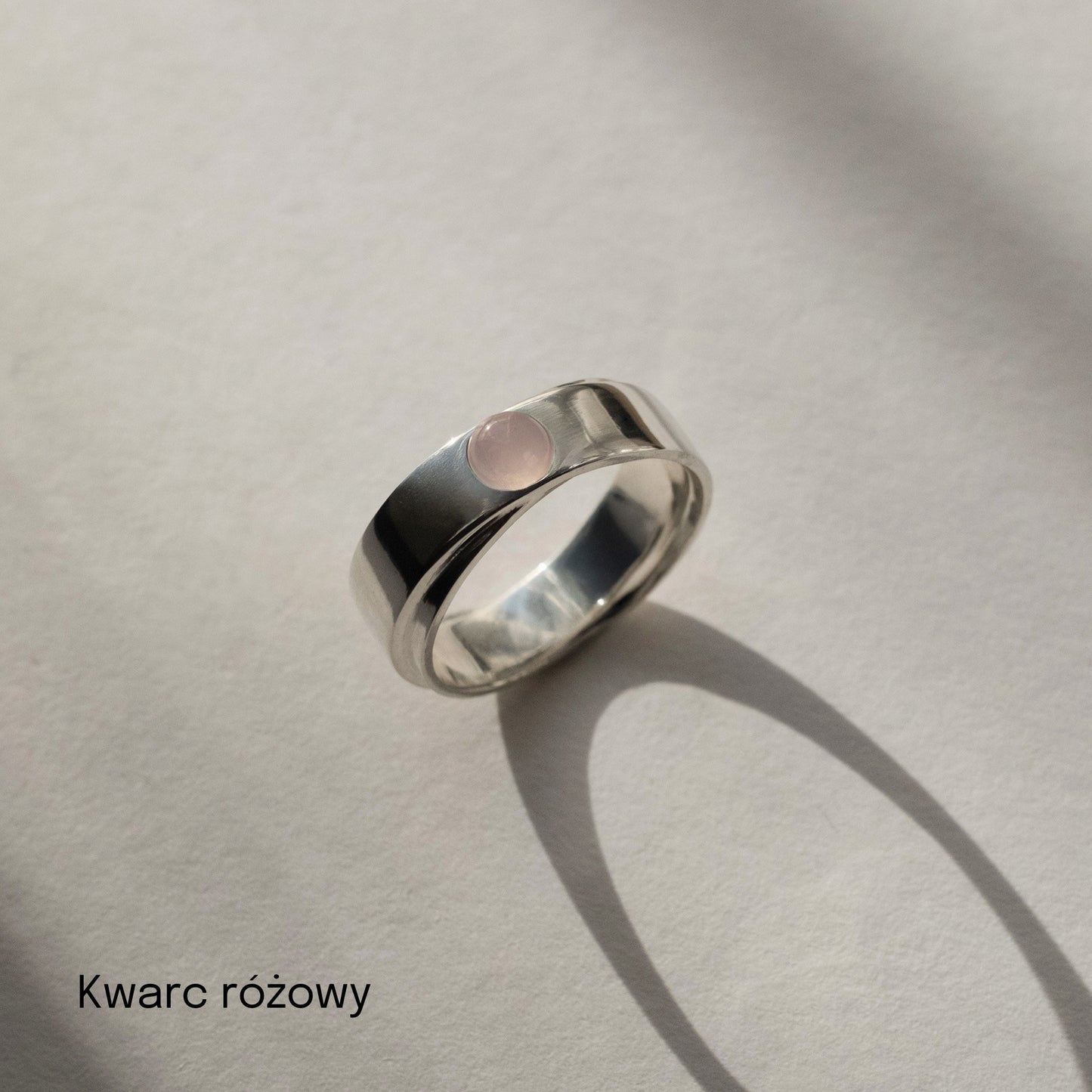 Obrączka srebrna z okrągłym kamieniem