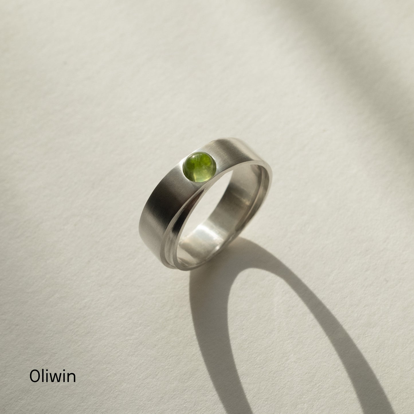 Obrączka srebrna z okrągłym kamieniem