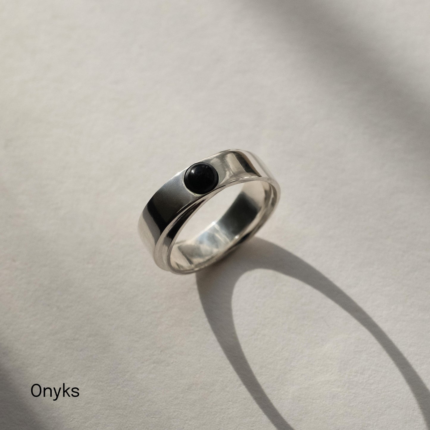 Obrączka srebrna z okrągłym kamieniem