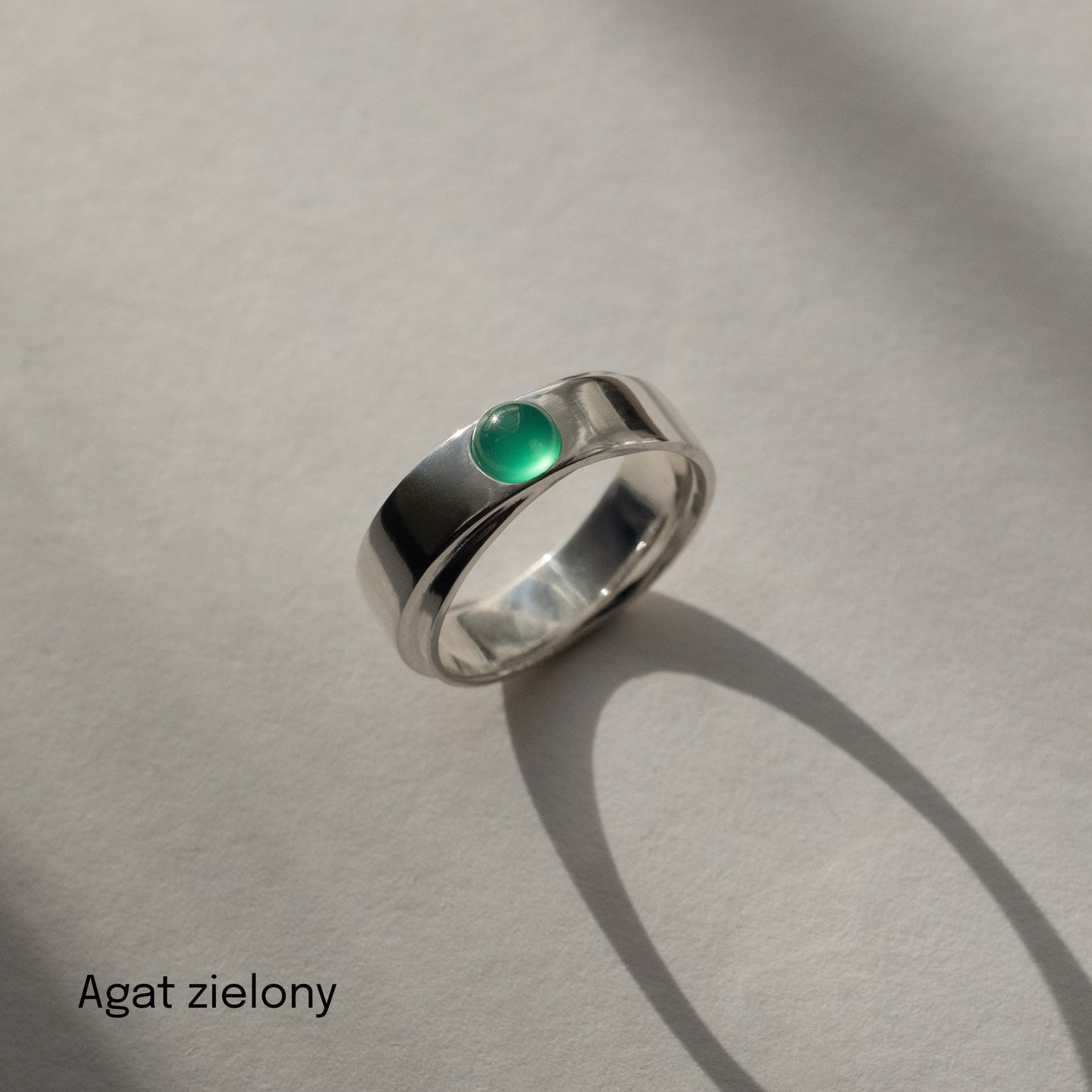 Obrączka srebrna z okrągłym kamieniem