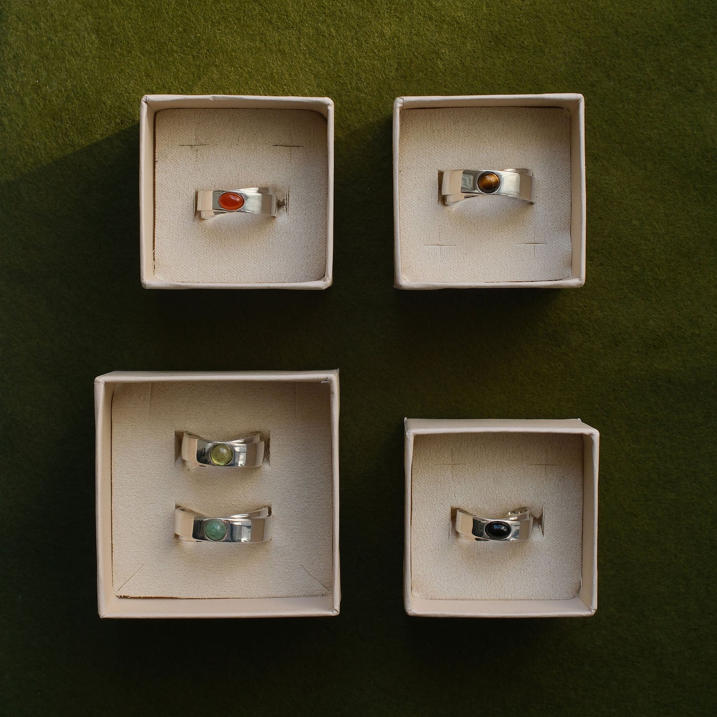 Obrączka srebrna z owalnym kamieniem