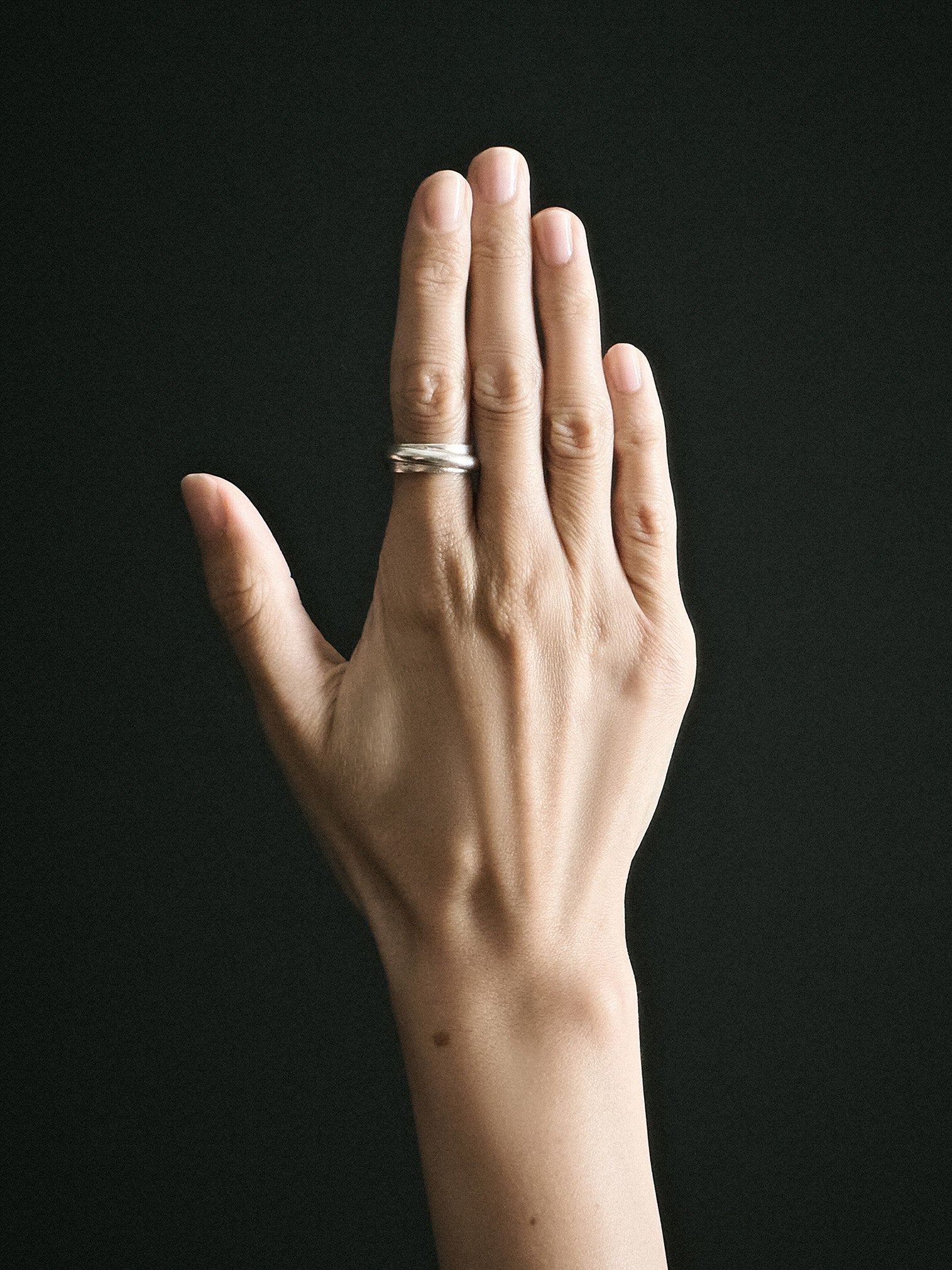 obrączka srebrna na dłoni
