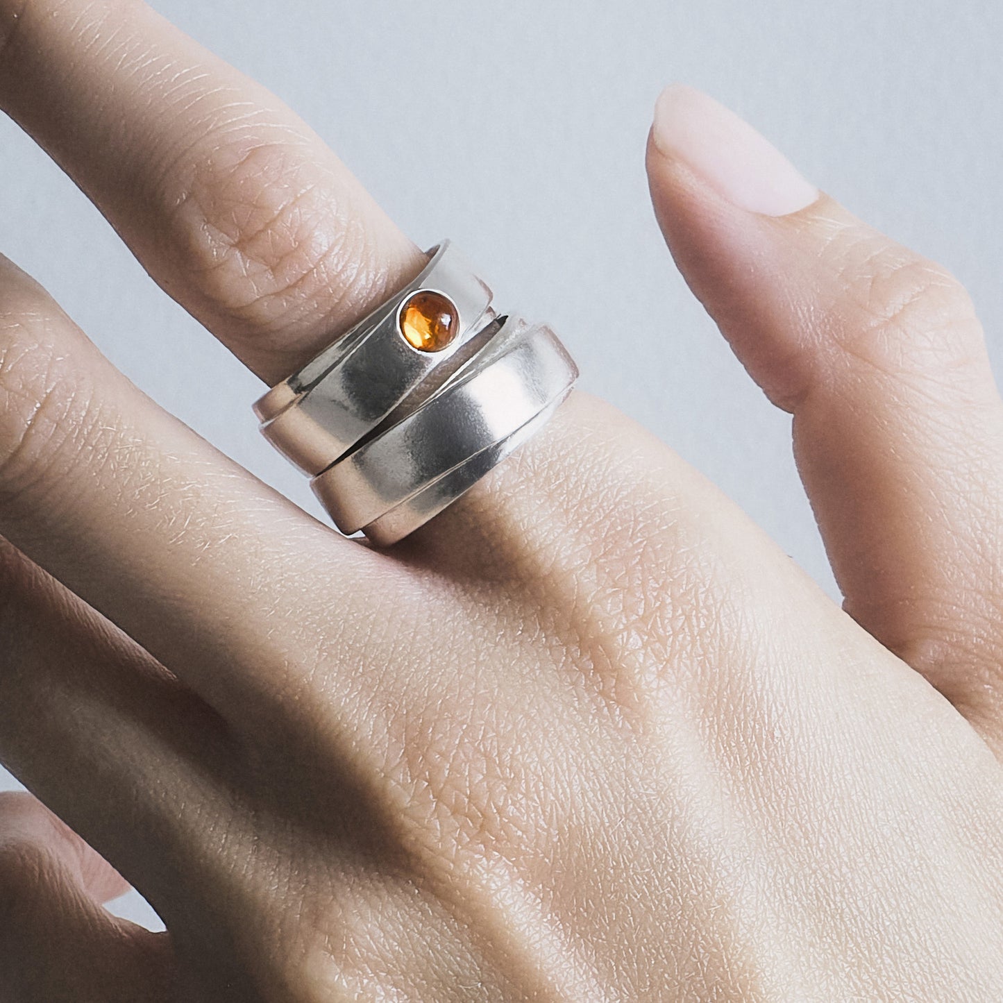 Srebrna obrączka z okrągłym kamieniem