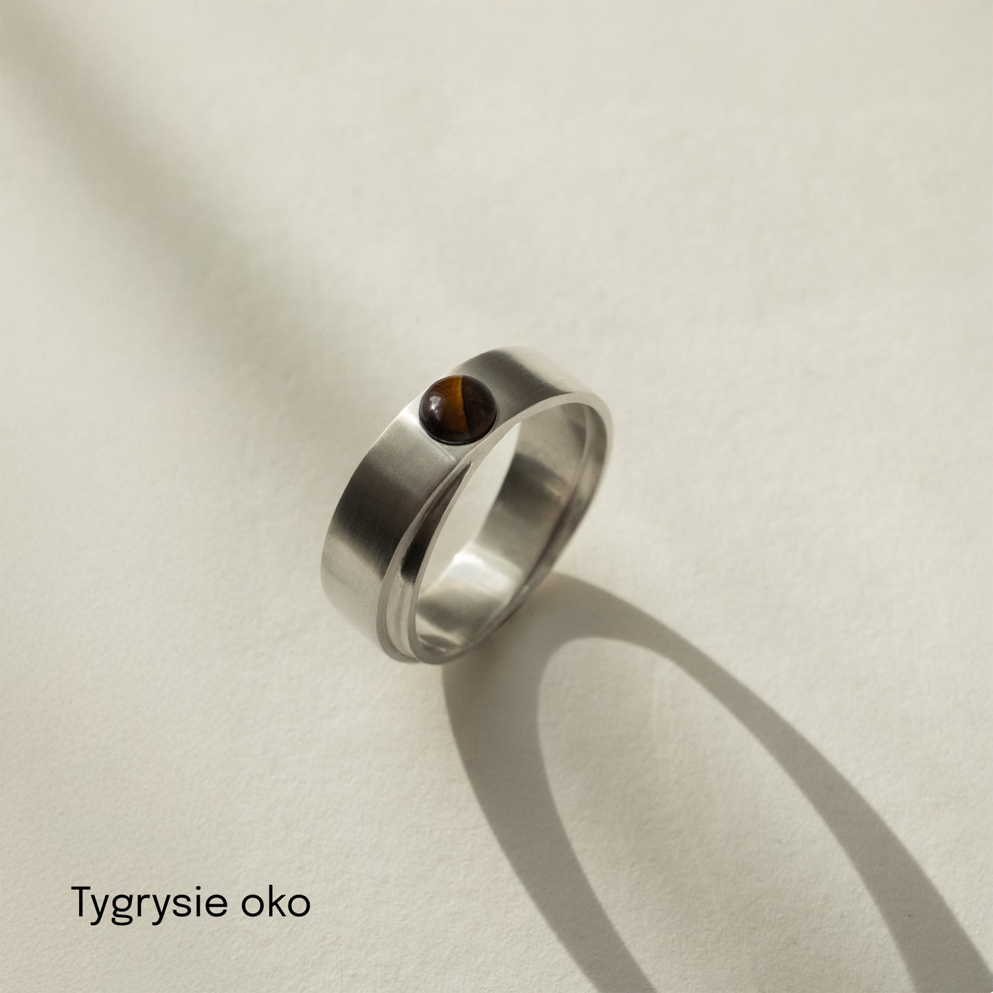 Obrączka srebrna z okrągłym kamieniem