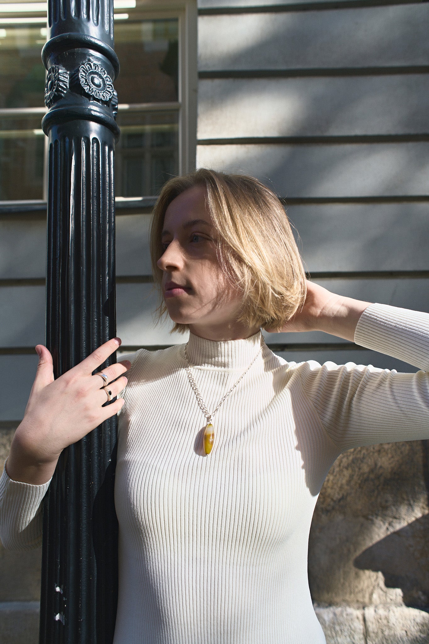 Srebrna zawieszka z zielono-beżowym agatem