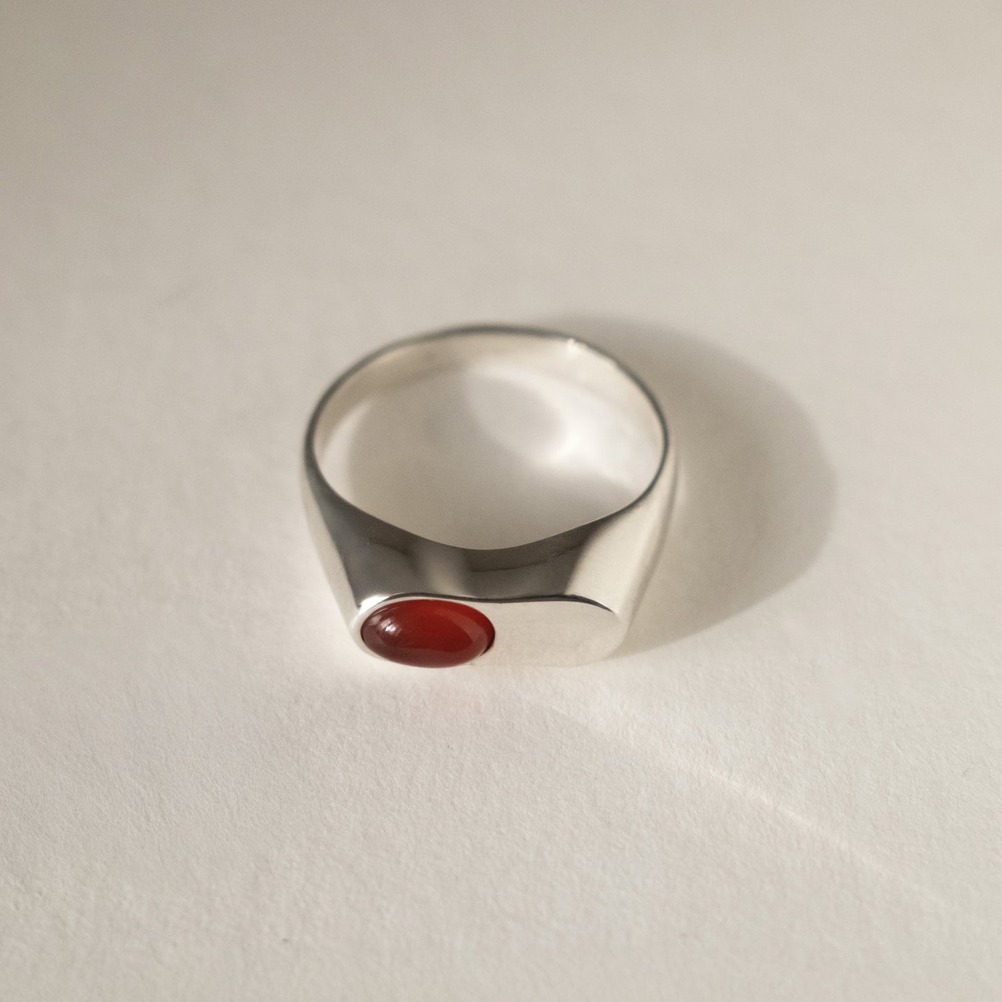 nieregularny pierścionek z ciemno-pomarańczowym kamieniem