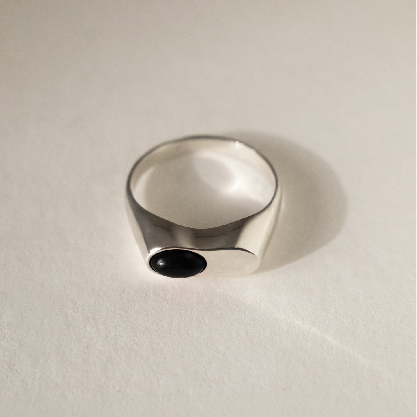 nieregularny pierścionek z czarnym kamieniem