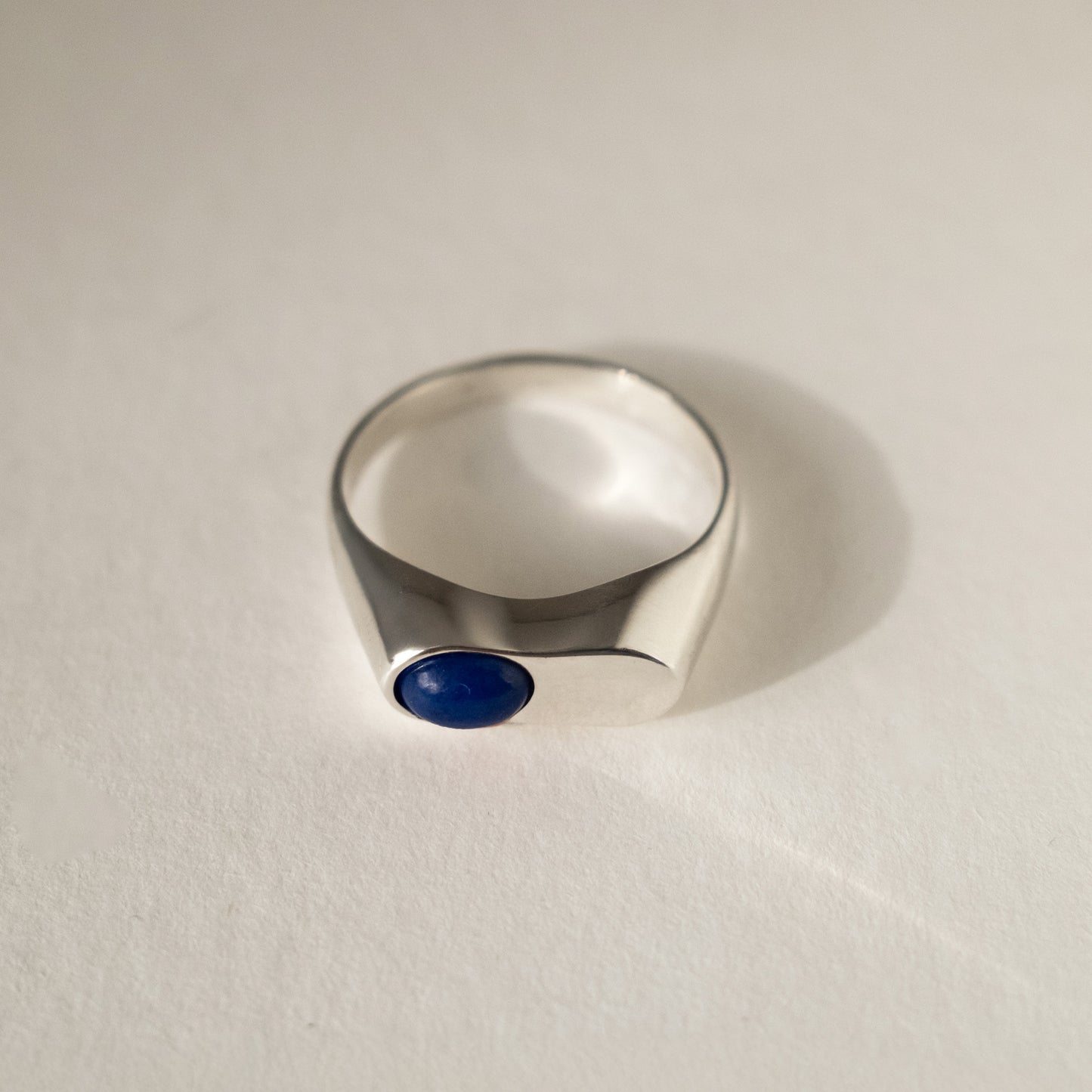 nieregularny pierścionek z granatowym kamieniem