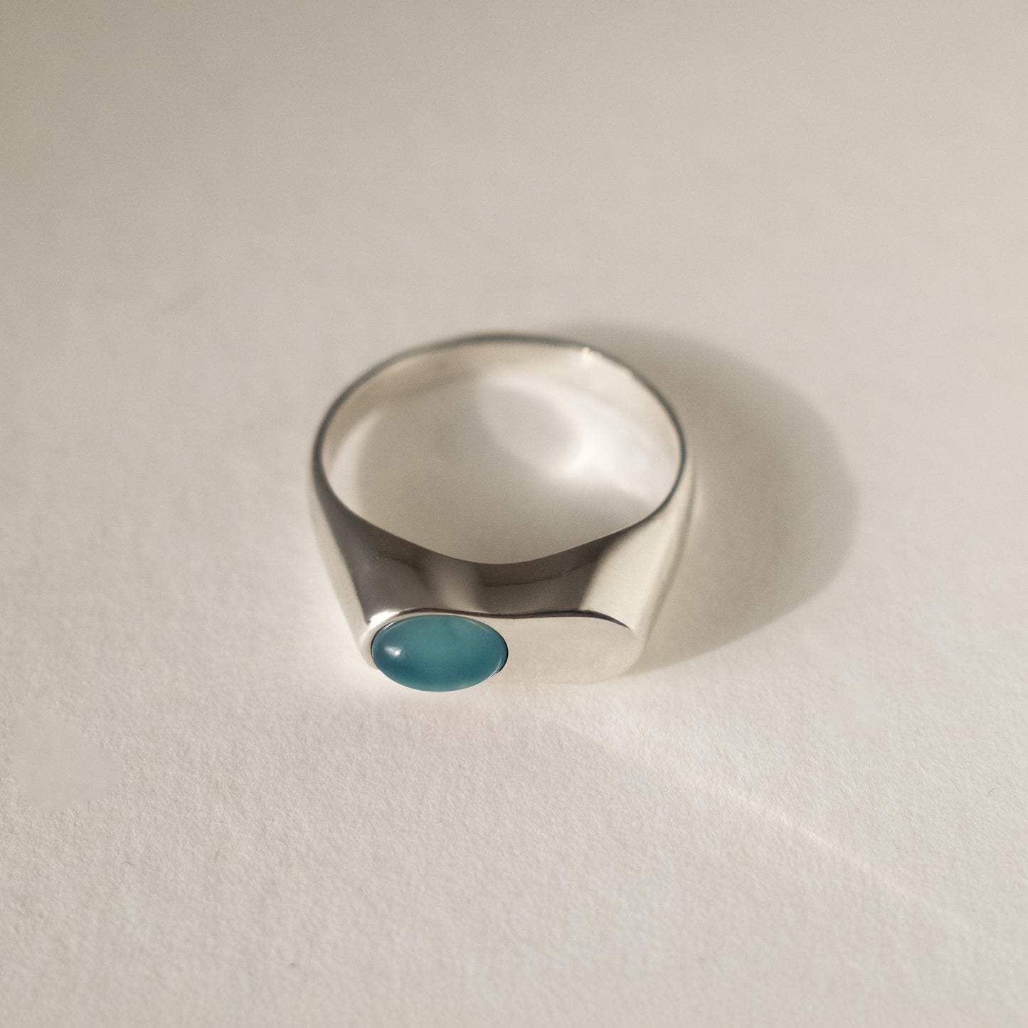 nieregularny pierścionek z niebieskim kamieniem