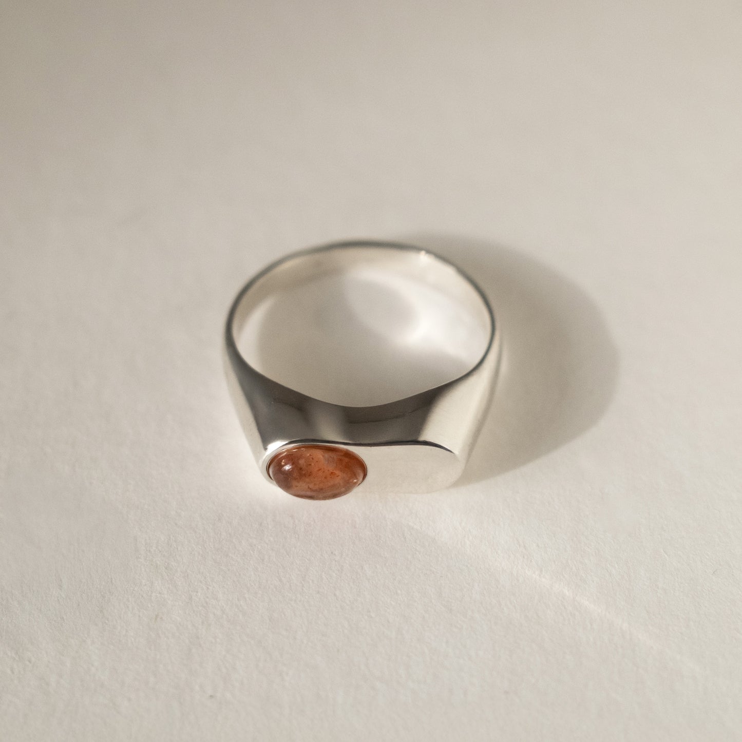 nieregularny pierścionek z pomarańczowym kamieniem