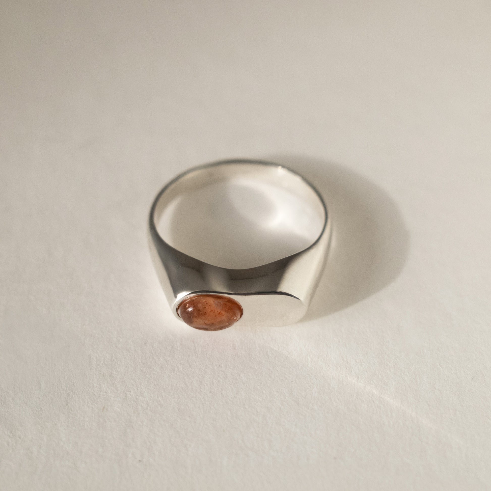 nieregularny pierścionek z pomarańczowym kamieniem