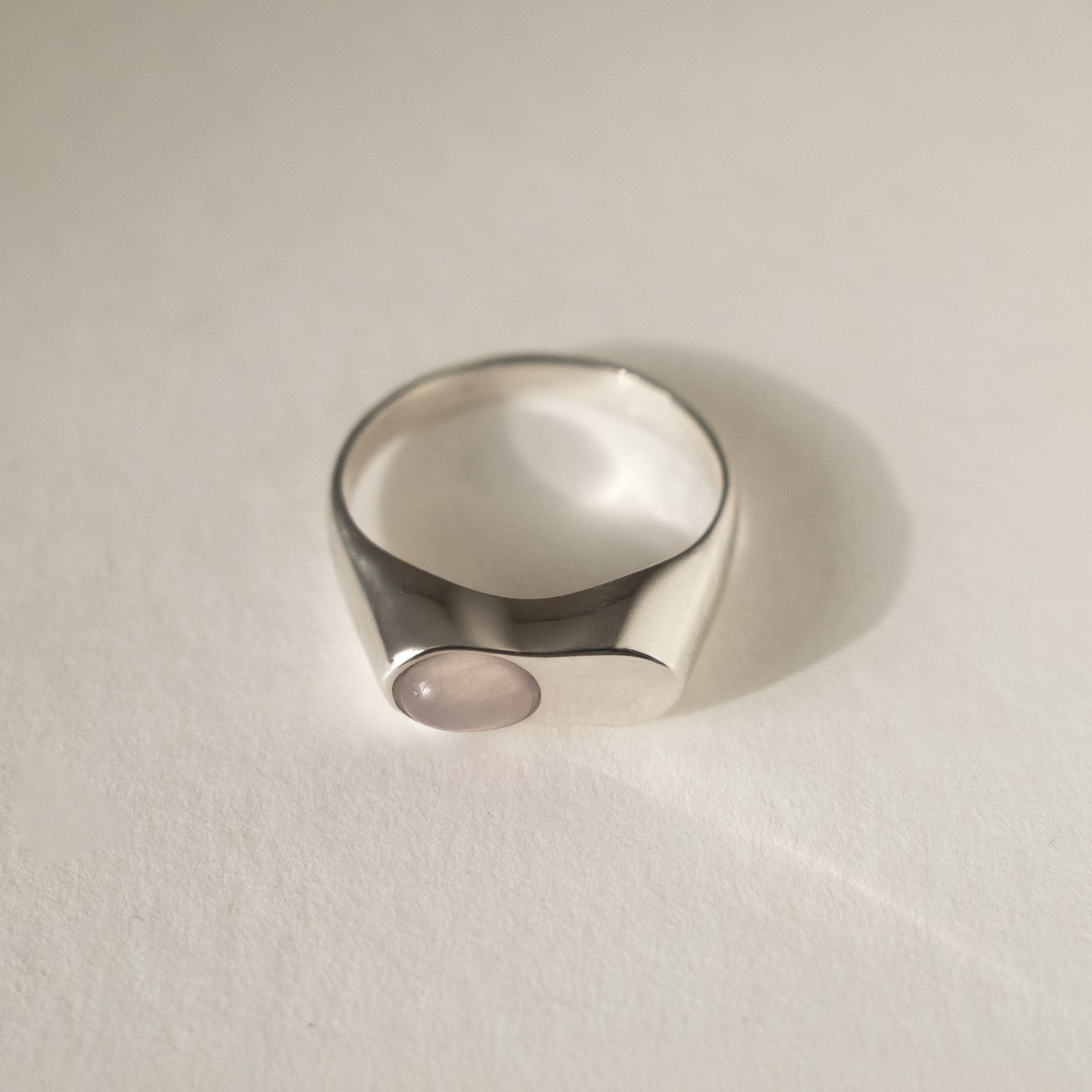 nieregularny pierścionek z różowym kamieniem