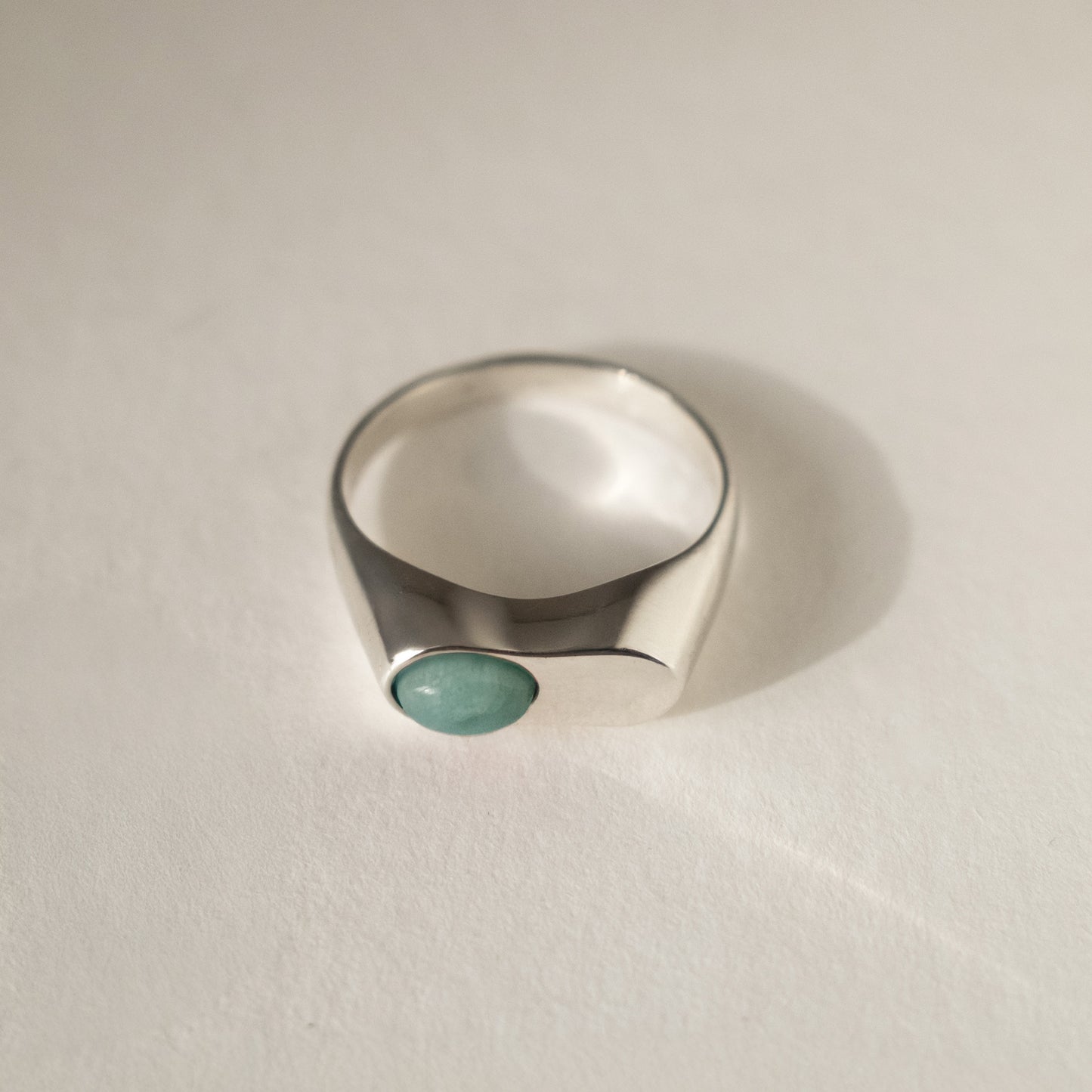 nieregularny pierścionek z turkusowym kamieniem