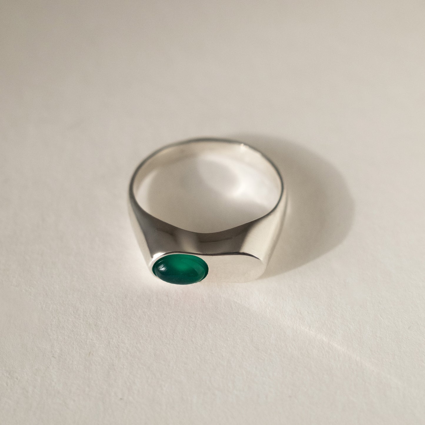 nieregularny pierścionek z zielonym kamieniem