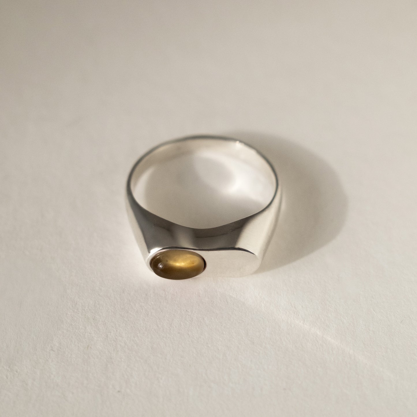 nieregularny pierścionek z żółtym kamieniem