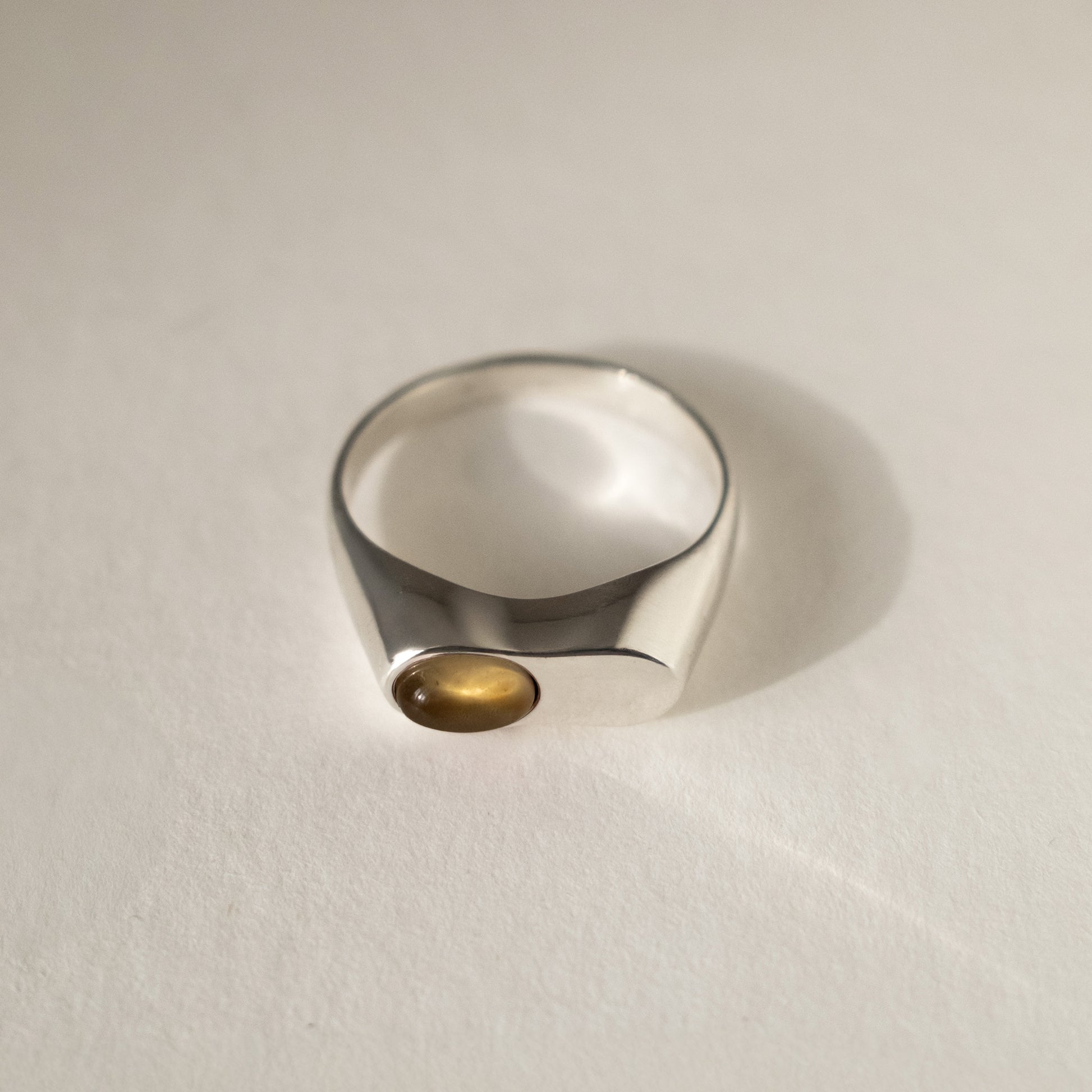 nieregularny pierścionek z żółtym kamieniem