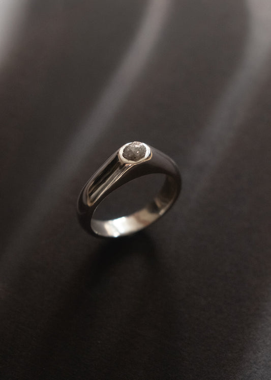 pierścionek srebrny z surowym diamentem