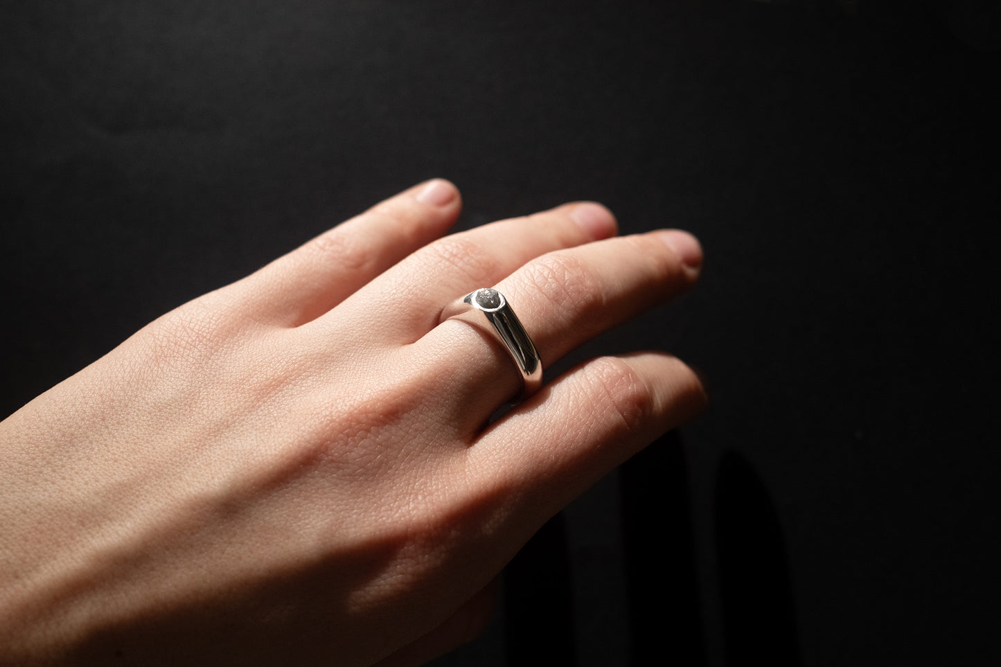 Pierścionek srebrny z surowym diamentem