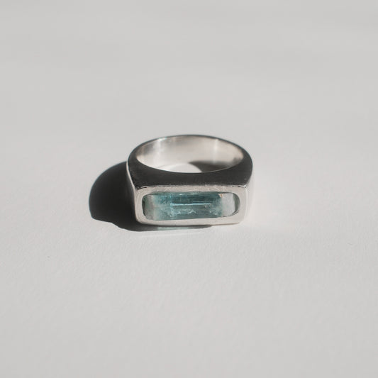 sygnet srebrnym z surowym podłużnym akwamarynem.