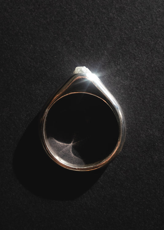 pierścionek srebrny z surowym diamentem